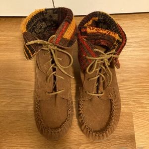 Pre owned women’s versatile mocassins with boho trim